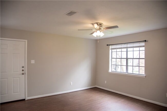 Building Photo - 700 Navarro Dr