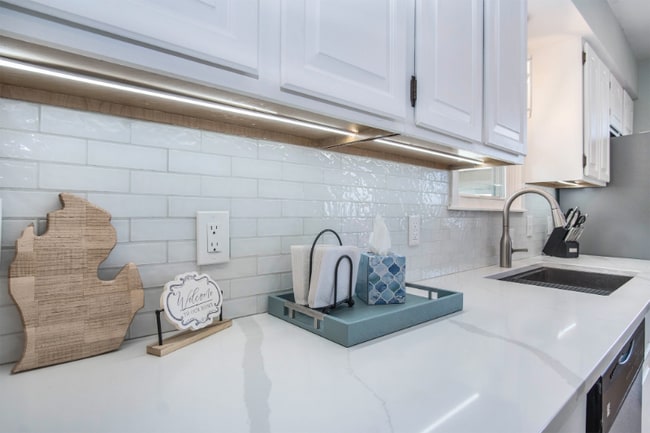 Building Photo - 2245 Lakeshore Dr