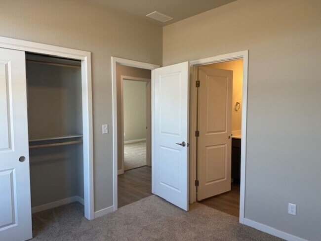 Building Photo - 1370 Howling Moon Wy