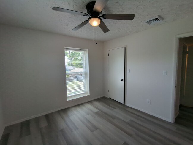 Building Photo - 2015 Duncan Ave