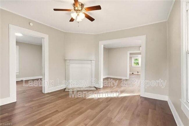 Building Photo - 2051 Bloomfield Dr