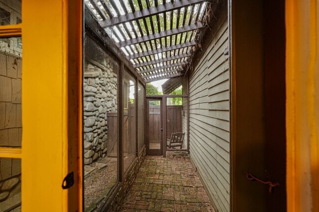 Building Photo - COMING SOON!!! BEAUTIFUL HISTORIC HOME LOC...