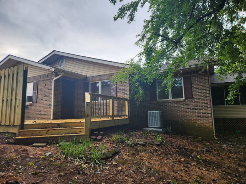 Building Photo - 1108 Estate Dr