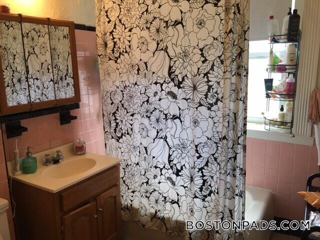 Building Photo - 1589 Beacon St