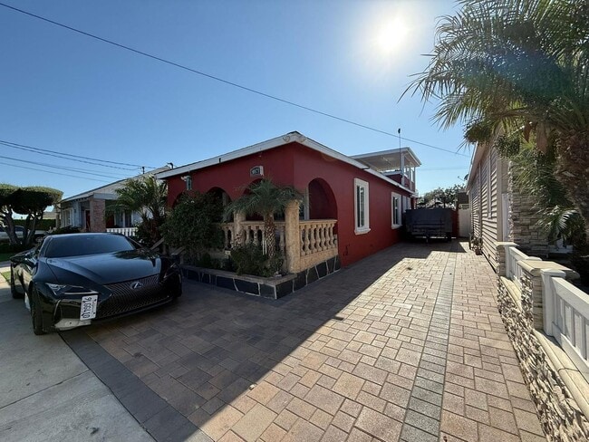 Primary Photo - 4 bed 3 bath plus 2 Extra Bonus Rooms with full bathroom in the back yard