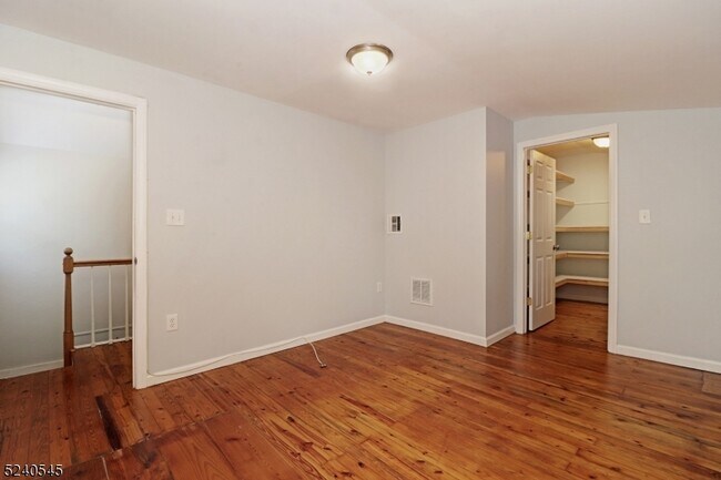 Building Photo - 10 Cedar Ln