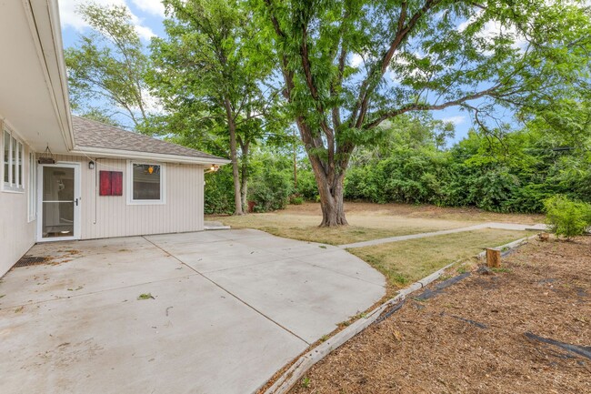 Building Photo - Welcome to the beautiful home in Holly Hills.