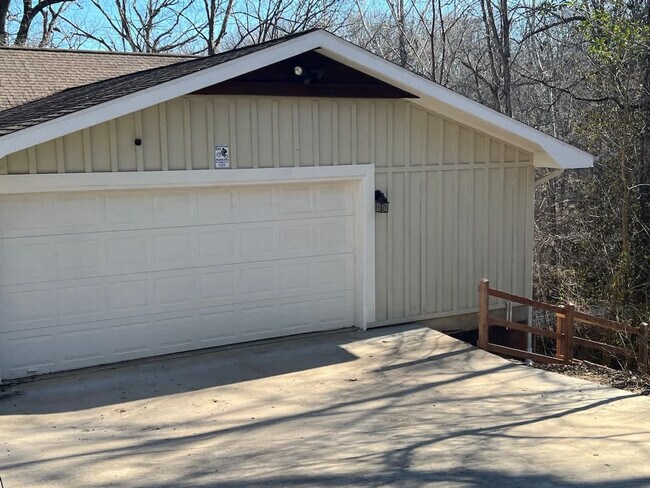 Building Photo - 1906 Almand Dr