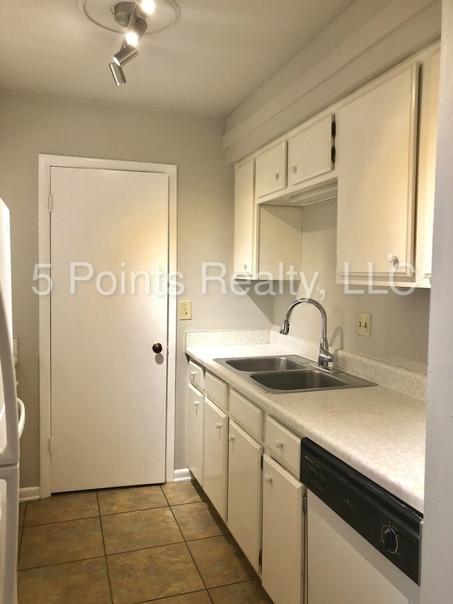 Building Photo - 420 Walton Ln