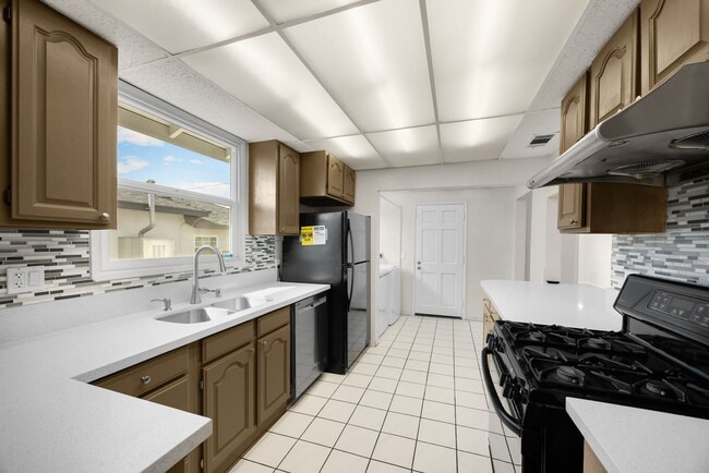 Building Photo - 3 Bed / 2 Bath Home with 2 Car Garage