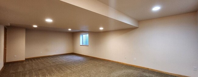 Building Photo - Spacious Single-Family Home with Vaulted C...