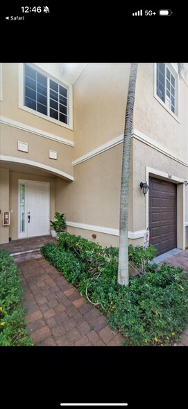 Building Photo - 2615 SW 81st Ter