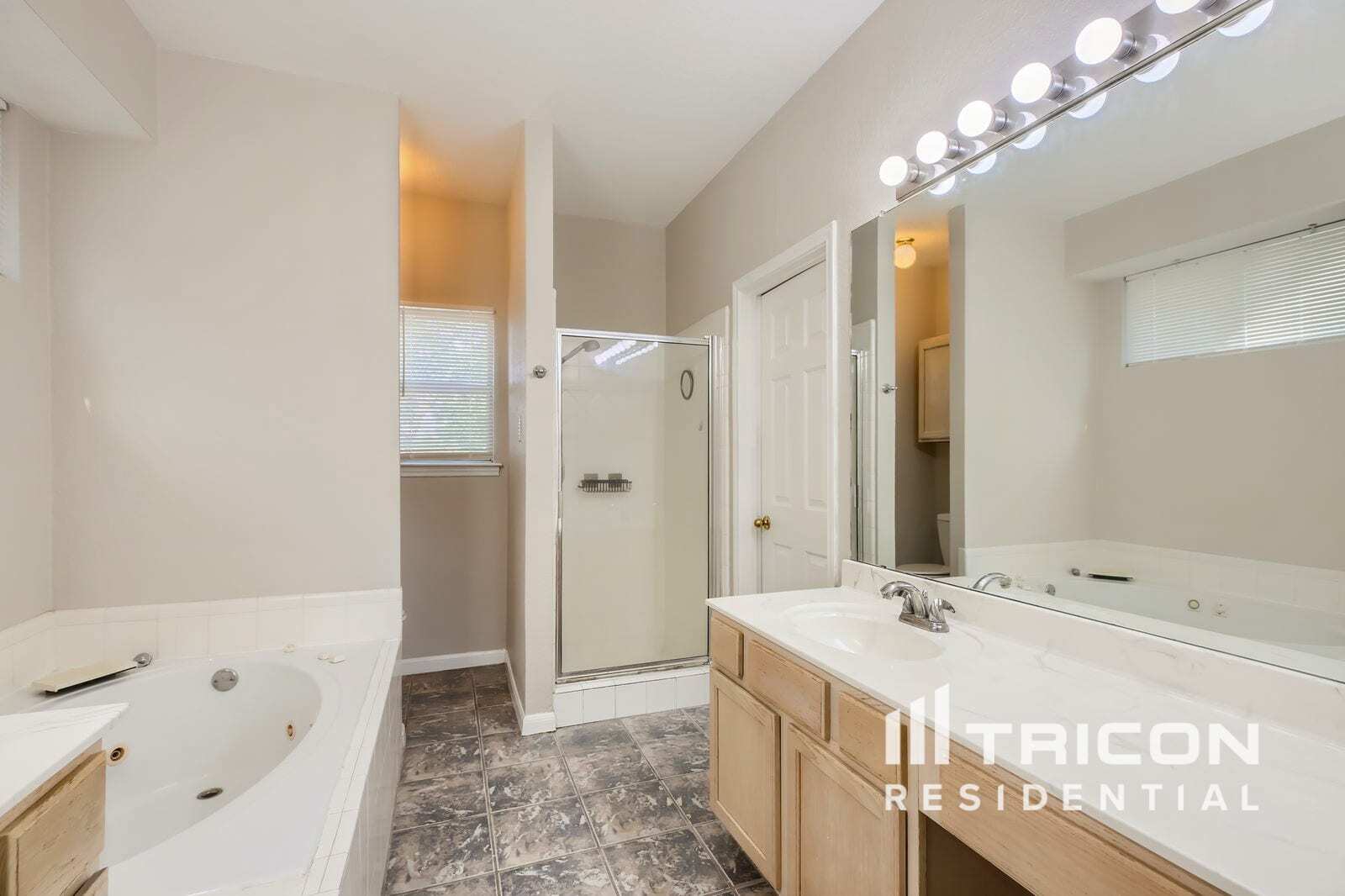 Building Photo - 12430 Canyon Ct