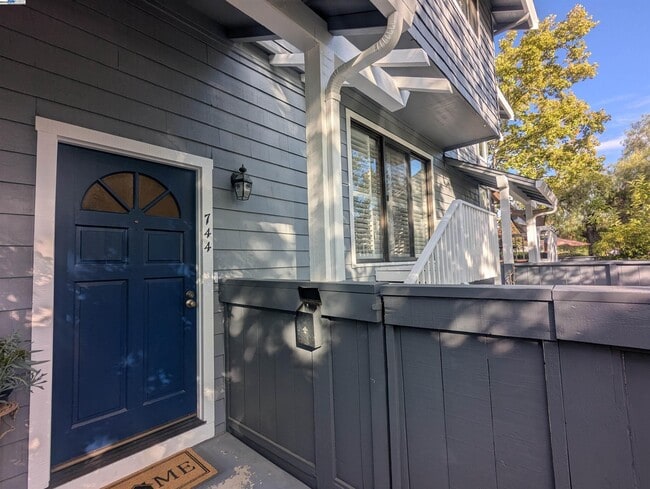 Building Photo - 744 Palomino Dr
