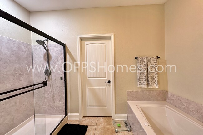 Building Photo - AVAILABLE IN AUG! 5BR/3BA IN S. CRESTVIEW