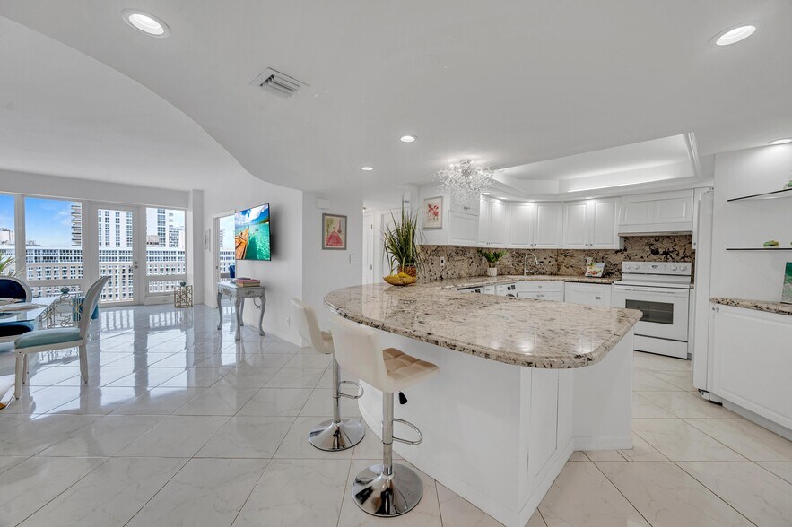 Building Photo - 4020 Galt Ocean Dr