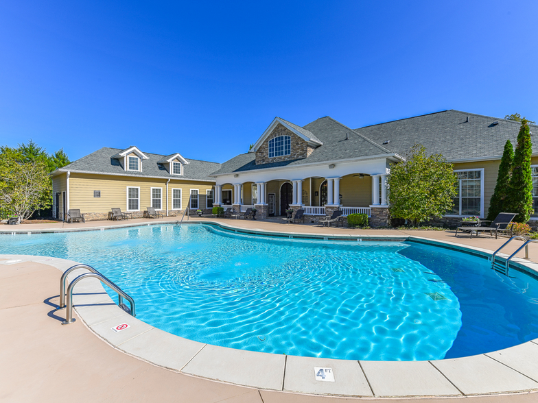 Resort-Style Pool and Clubhouse - Legends at Taylor Lakes