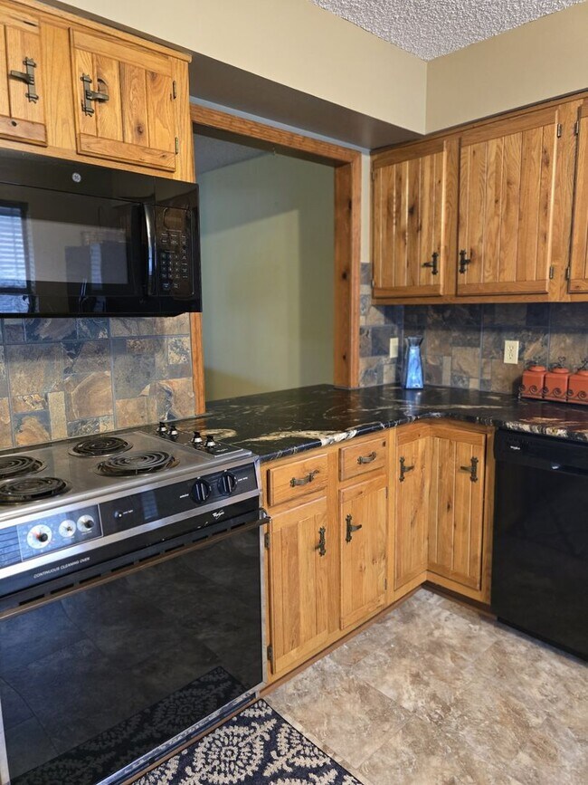 Building Photo - Lakeside Condo