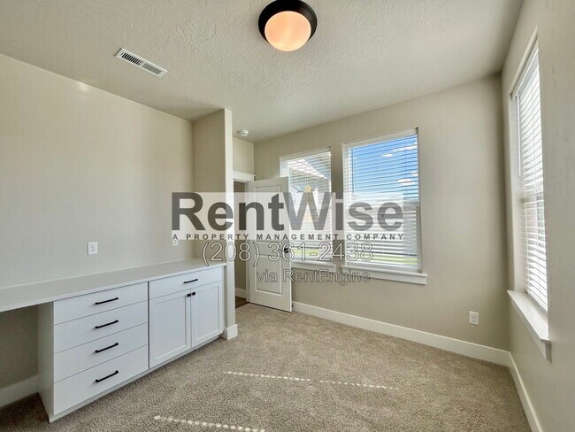 Building Photo - 5925 W Sprig Dr