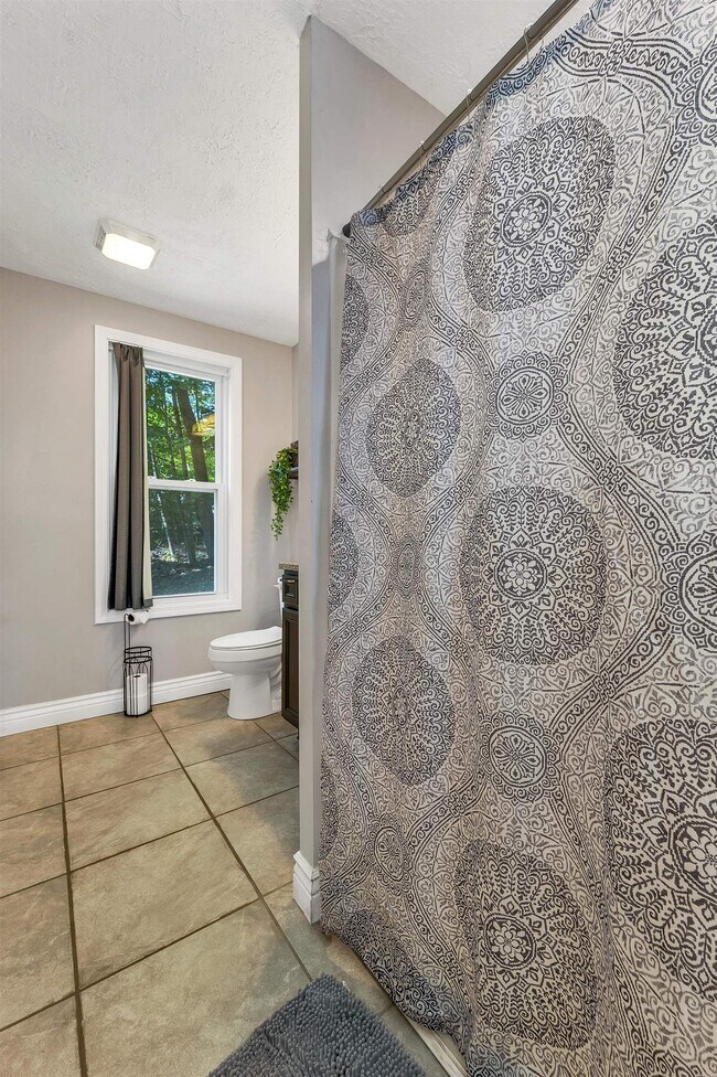 Building Photo - 172 Center St