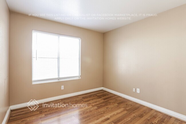 Building Photo - 5729 N Walkingstick Ln