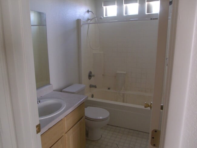 Building Photo - Large Single Family Home in Northwest