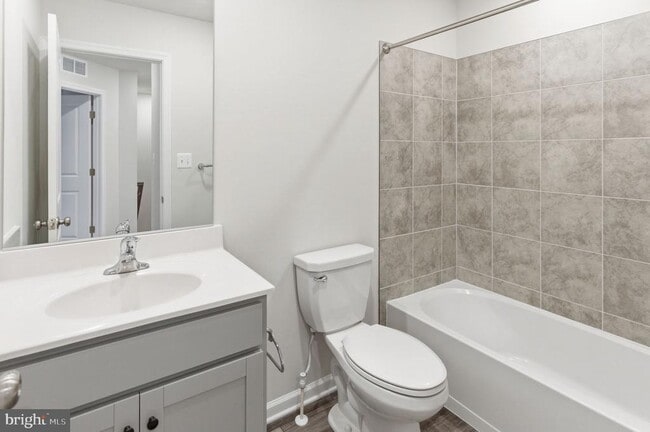 Building Photo - 410 18th Ave