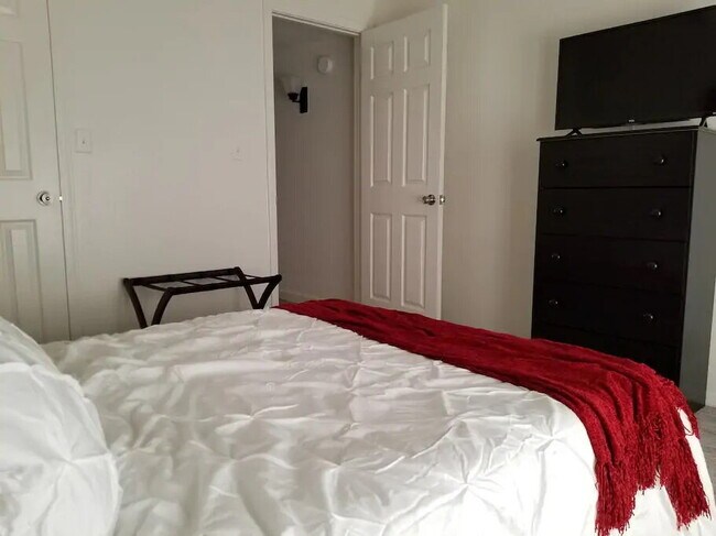 Building Photo - FULLY FURNISHED RESORT STYLE LIVING WITH MOUNTAIN VIEWS MOVE IN TODAY
