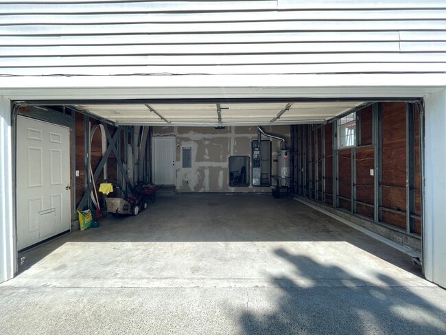 Building Photo - SE Home 3Bd/2.5Ba Home Close to the Willamette River off McLoughlin Blvd. 2 Car Garage and Washer...