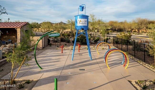 Building Photo - 2025 W Calle Del Sol