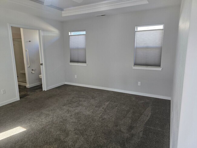 Building Photo - 3 bed 2 bath Home for Rent in Grants Pass