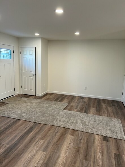 Building Photo - 5544 Poplar St