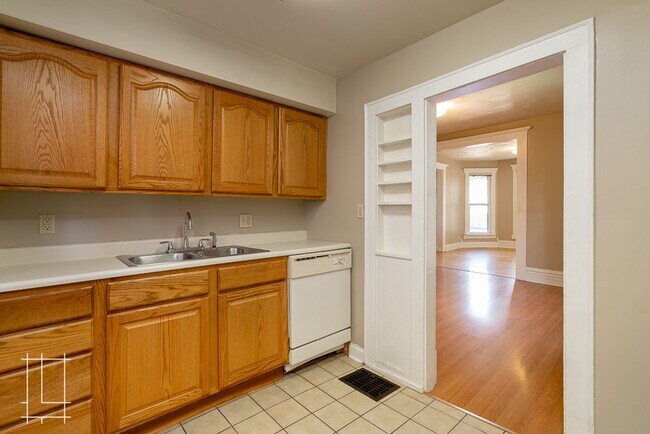 Building Photo - 207 W Hubbard Ave