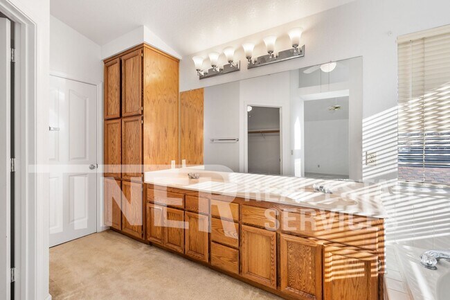 Building Photo - Spacious Home in Desireable Highland Hill ...