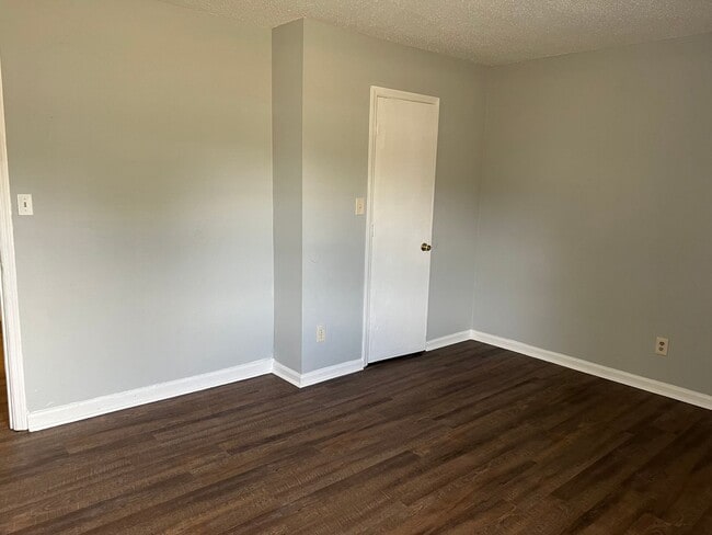 Building Photo - 300 Carriage Ln