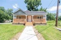 Building Photo - 823 Cooper Dr NE