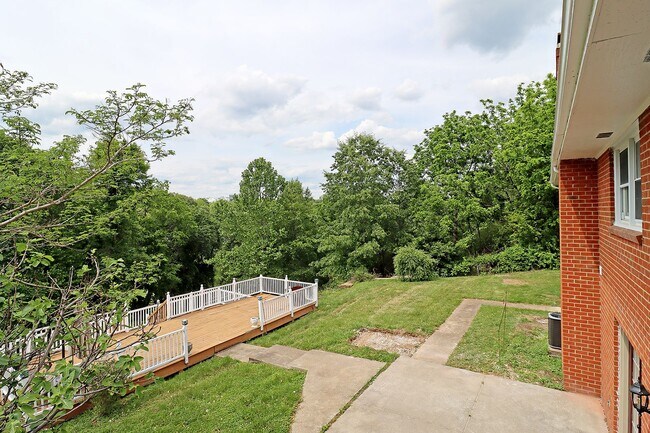 Building Photo - Beautifully Renovated Downtown Basement Ap...
