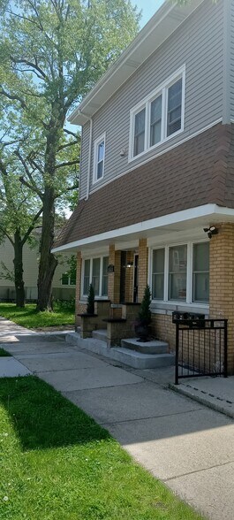 Primary Photo - 1513 E 93rd St