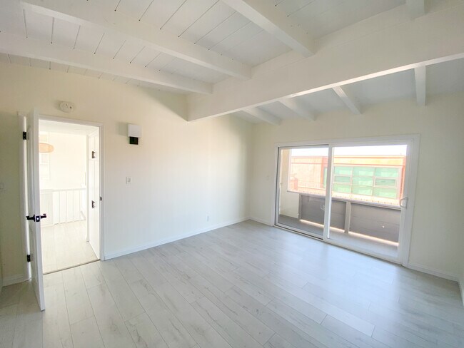 Building Photo - 233 6th St