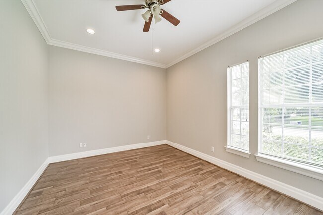 Building Photo - 9660 Fairdale Ln