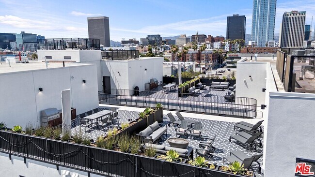 Building Photo - 904 S New Hampshire Ave