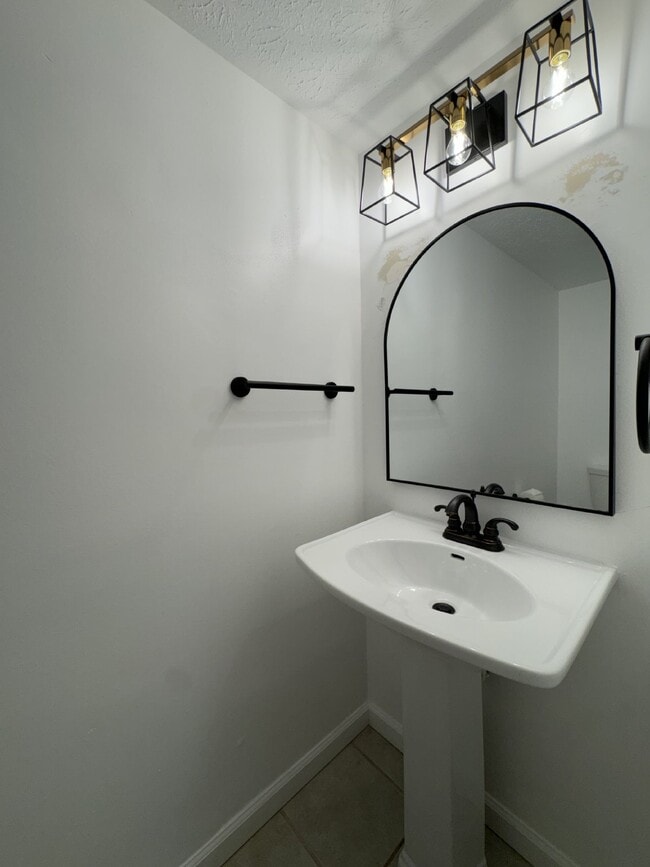 Building Photo - 2 Bedroom 1.5 bath Townhome - just RENOVATED