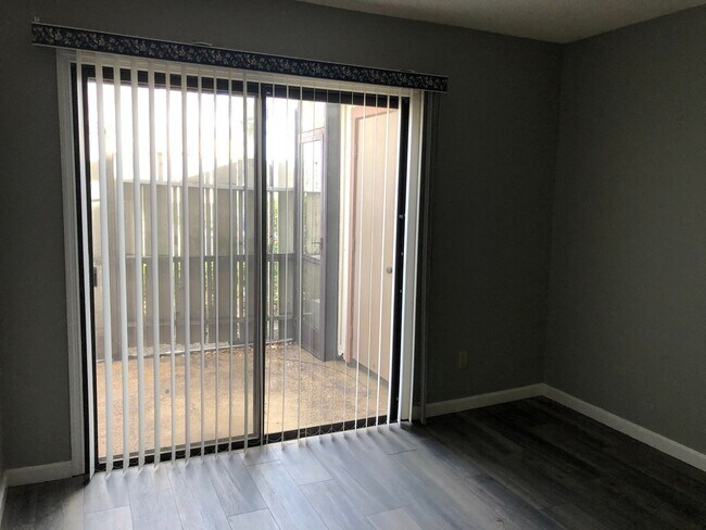 Building Photo - 2 bed 2 bath, great location