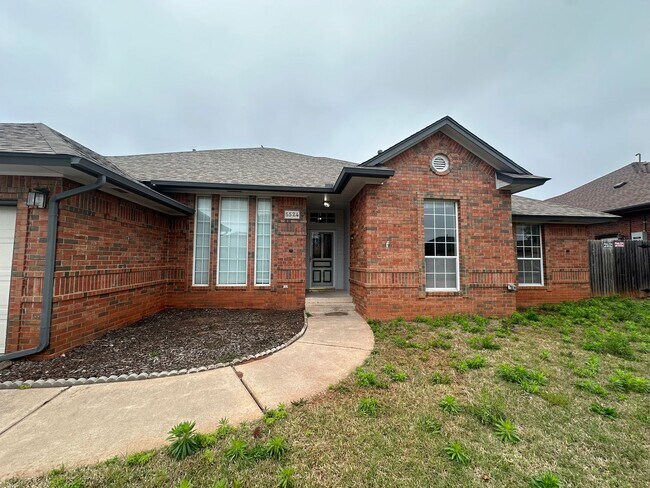 Building Photo - 4 Bed, 2.5 Bath Brick home with 2 car garage