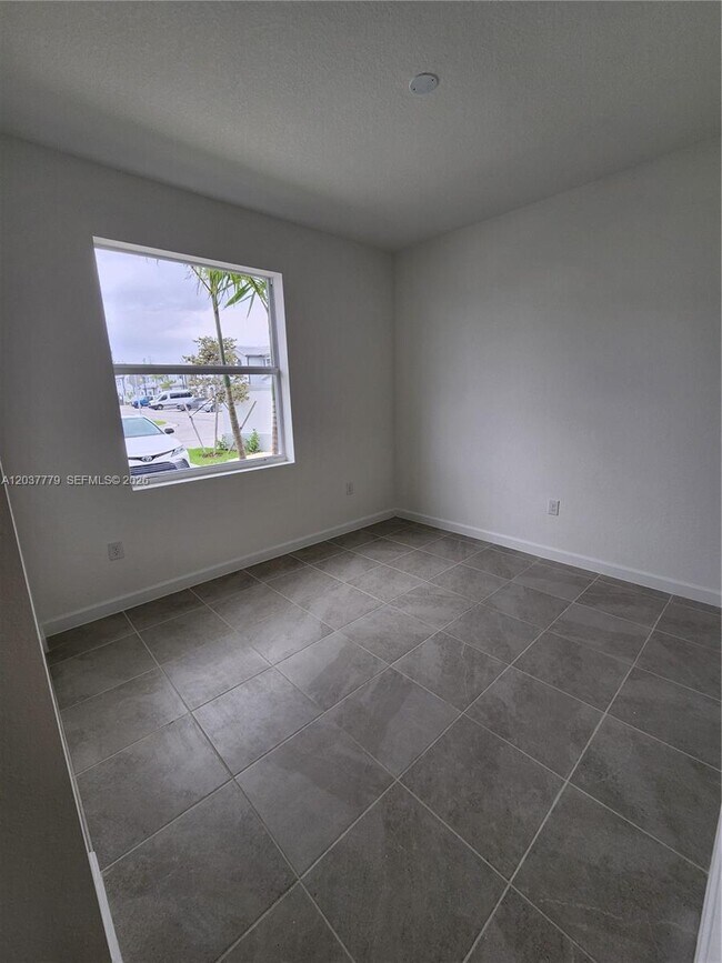 Building Photo - 263 SE 11th Ct