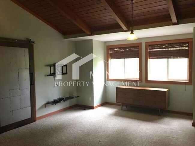 Building Photo - Craftsman Home with Detached 2-Car Garage Near Uptown & Narrows Bridge