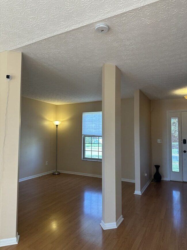 Building Photo - Welcome to this stunning 3 bed/3 bath sing...