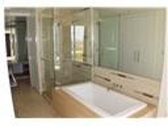 Building Photo - Beautiful 1-bed condo available at Veer