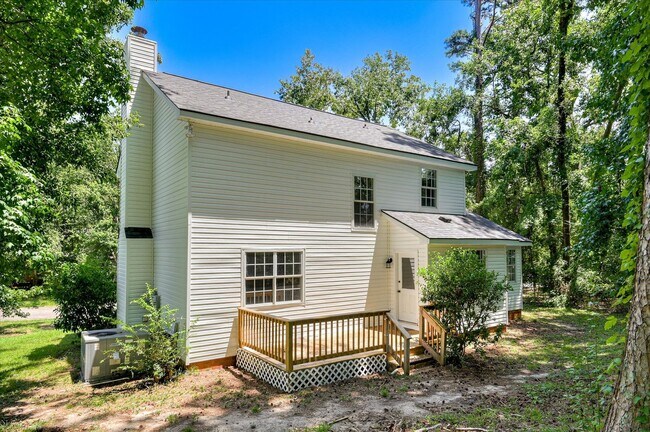 Building Photo - 3 bedroom, 2.5 bathroom home on a large co...