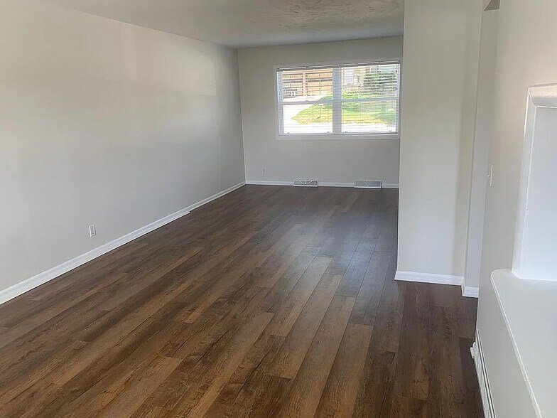 Living/Dining Room Area - 101 W 19th Ave